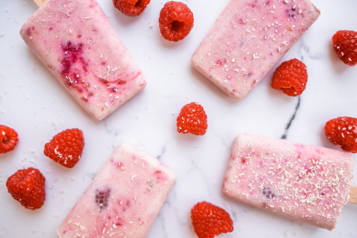 Zuckerfreies Himbeer-Joghurt-Eis für Kinder selber machen