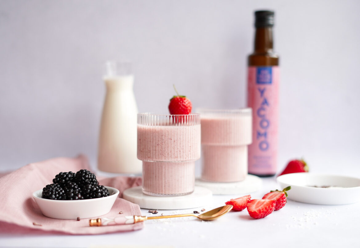 Waldbeeren-Kefir-Shake mit Yacon Sirup