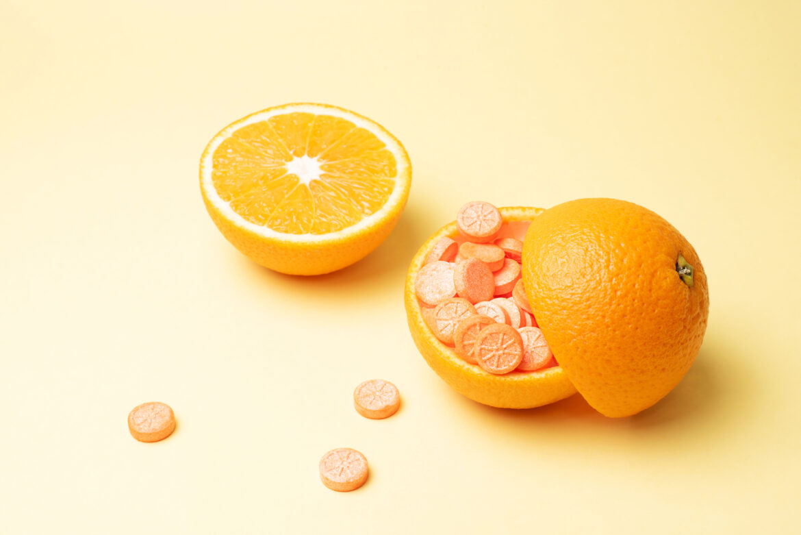 Orange mit Vitamin C Supplement